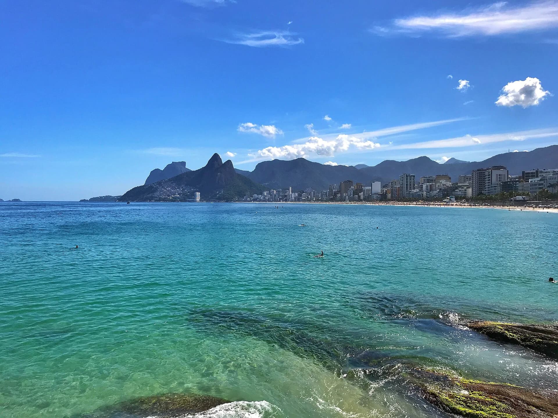 Turquoise water and Dois Irmãos seen from the Arpoador rock