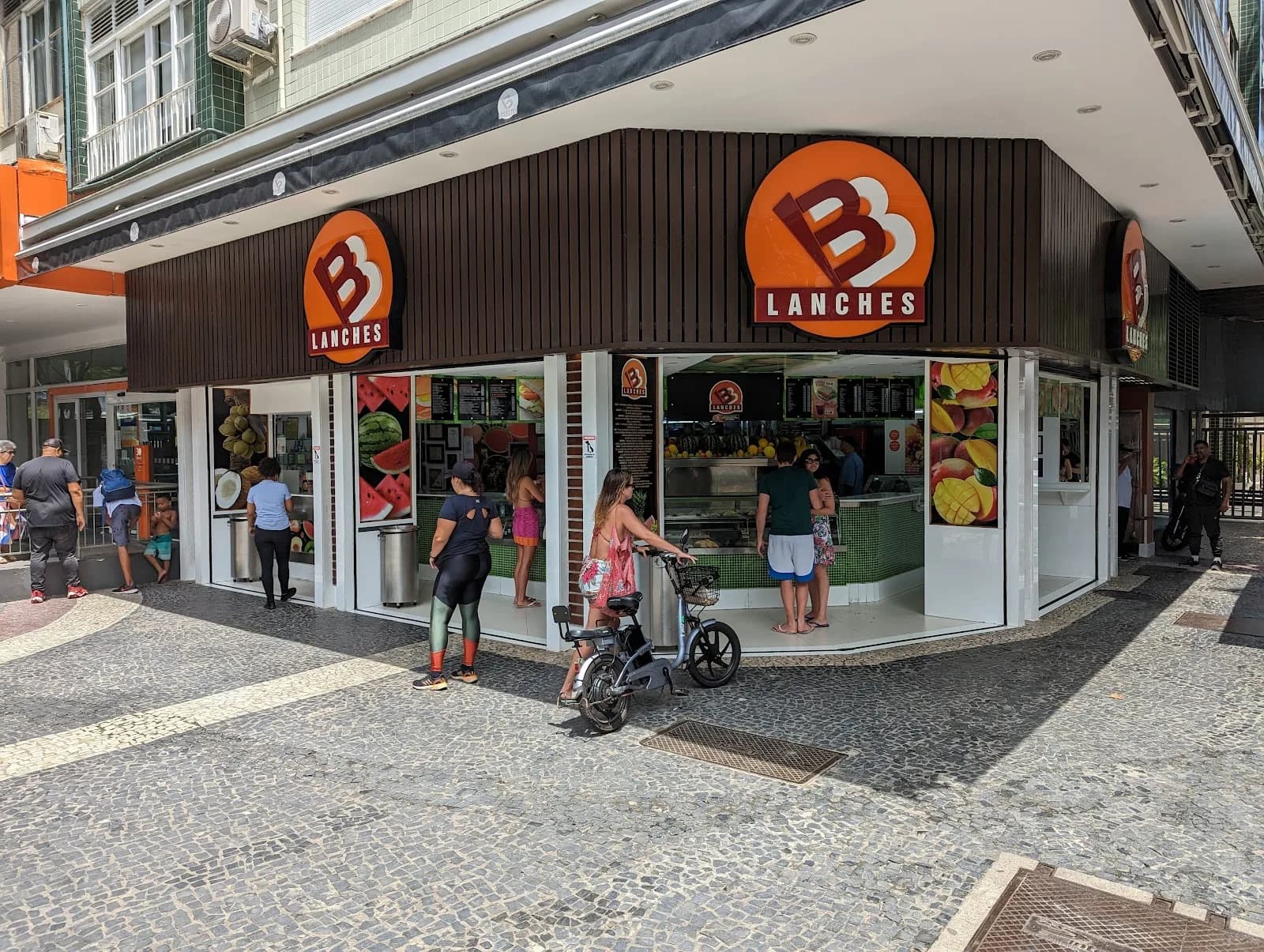 BB Lanches corner storefront in Leblon