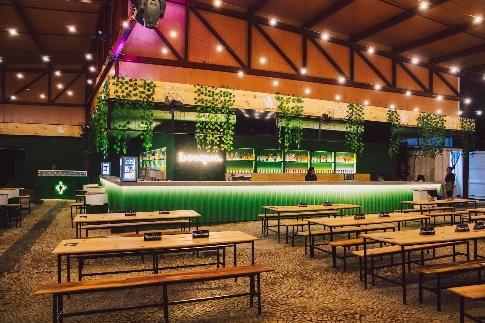 The bar and benches at Bosque Bar in Gávea