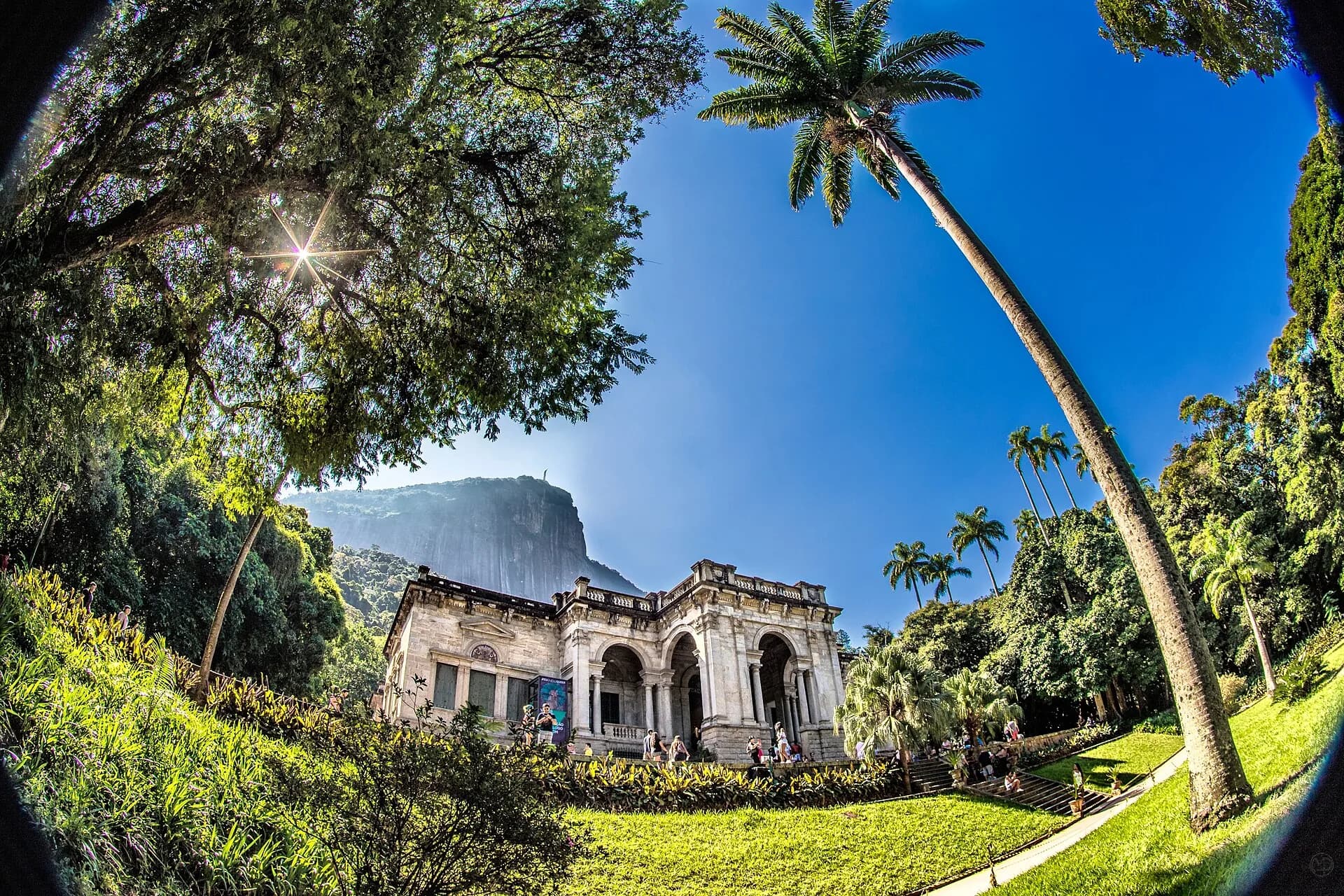 Parque Lage palace in the sun with the Corcovado cliff behind