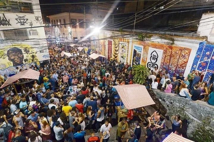 Night crowd at the Pedra do Sal street samba